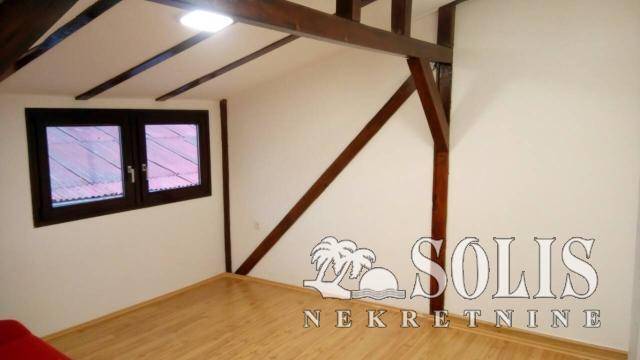 Kako se živi pod kosim krovom?